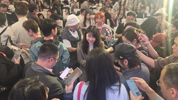 セッション終了後、押し寄せた人だかりに囲まれるMOAのアン・ヘジョ代表（中央）。／写真 イ・ジン記者