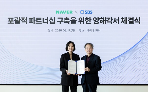 최소연 네이버 대표(왼쪽)와 방문신 SBS 사장 / 사진 네이버