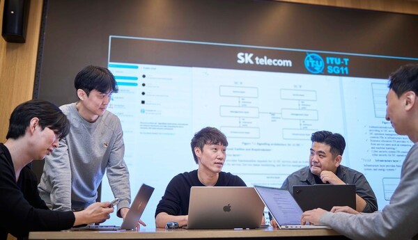 SKT 직원들이 AI 데이터센터 ‘연동 규격’에 대해 논의하는 모습 / 사진 SKT