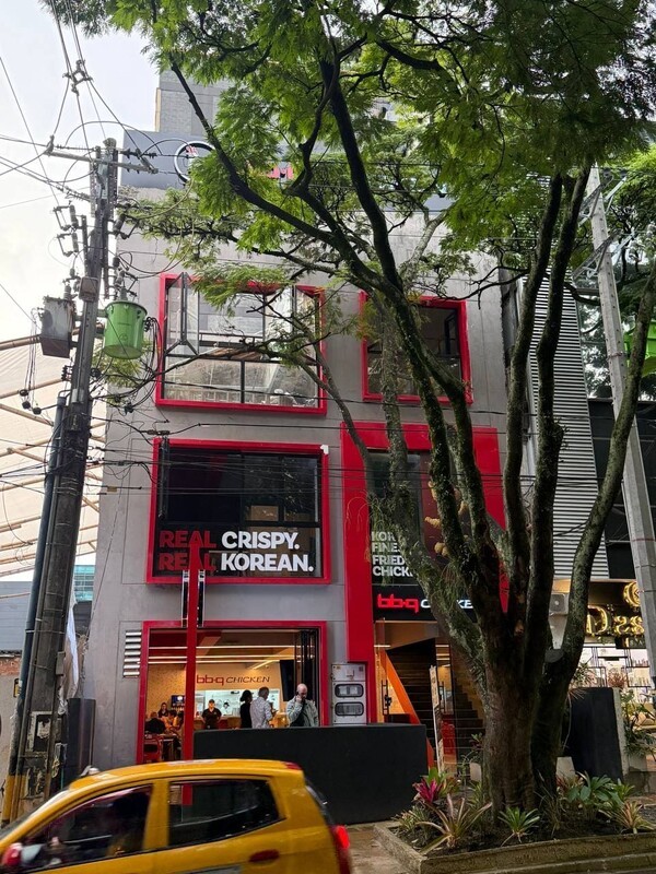 콜롬비아 메데진 프로벤사 지역에 오픈한 BBQ 남미 1 호점 ‘BBQ 프로벤사점’ 전경 / 사진 제너시스BBQ