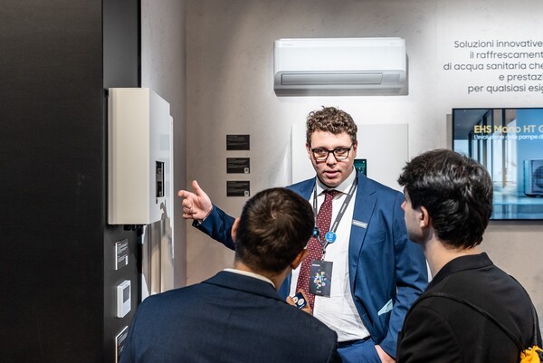 삼성전자 직원이 MCE 2026에서 부스 내 기기를 설명하는 모습 / 사진 삼성전자