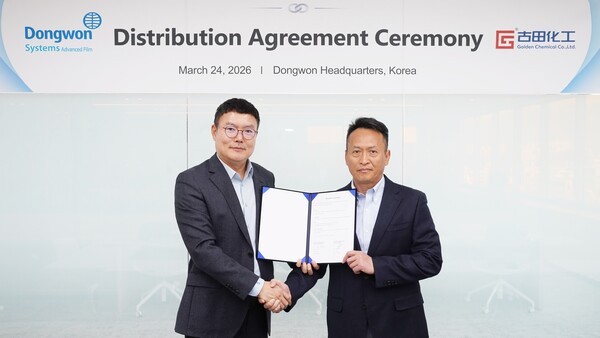 신동만 동원시스템즈 첨단필름사업부문 대표(왼쪽)와 톰 펭 골든케미컬 회장이 24일 나노소재를 활용한 제품 공급 계약을 맺은 후 기념사진을 촬영했다. / 사진 동원시스템즈