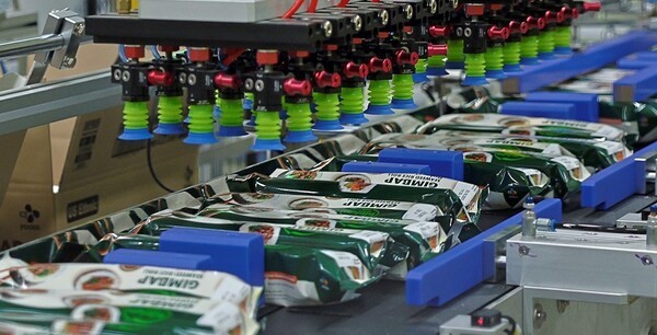 CJ제일제당이 충북 진천 CJ블로썸캠퍼스에 구축한 냉동김밥 자동화 생산시설에서 제품이 제조되는 모습 / 사진 CJ제일제당