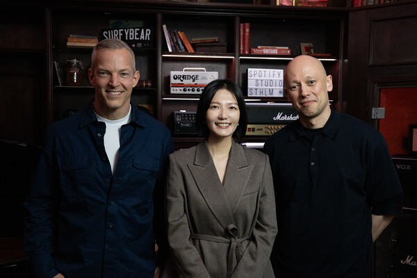 최수연 네이버 대표가 25일(현지시각) 스웨덴에 위치한 스포티파이 본사에서 열린 라운드테이블에 참석했다. 사진은 왼쪽부터 구스타브 소더스트롬 스포티파이 공동 최고경영자, 최수연 네이버 대표, 알렉스 노스트롬 스포티파이 공동 최고경영자 모습. / 사진 네이버