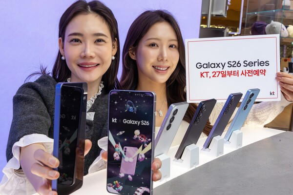 KT 모델이 갤럭시S26 사전예약을 안내하는 모습 / 사진 KT