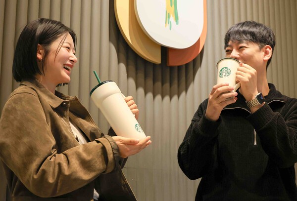 스타벅스를 방문한 모델이 텀블러에 담긴 음료를 마시는 모습 / 사진 스타벅스