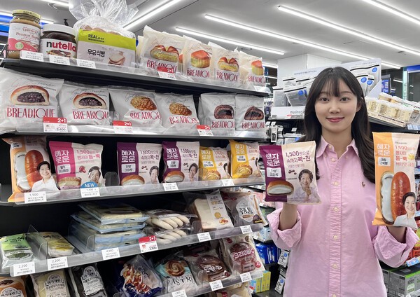 GS25 모델이 1500원 균일가 혜자로운 디저트 시리즈 상품을 들고 포즈를 취하고 있다. / 사진 GS리테일