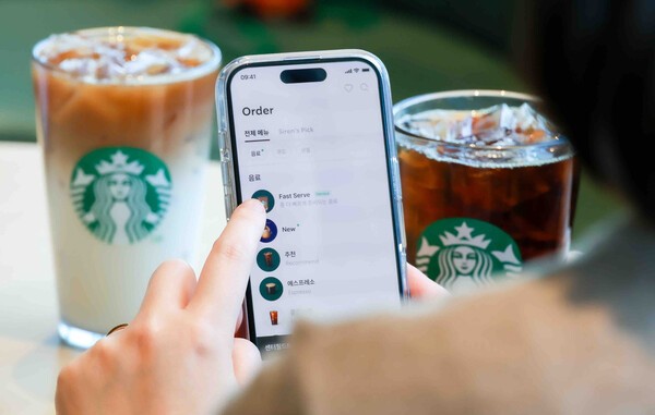 스타벅스의 패스트 서브 서비스를 설명하는 이미지 / 사진 스타벅스