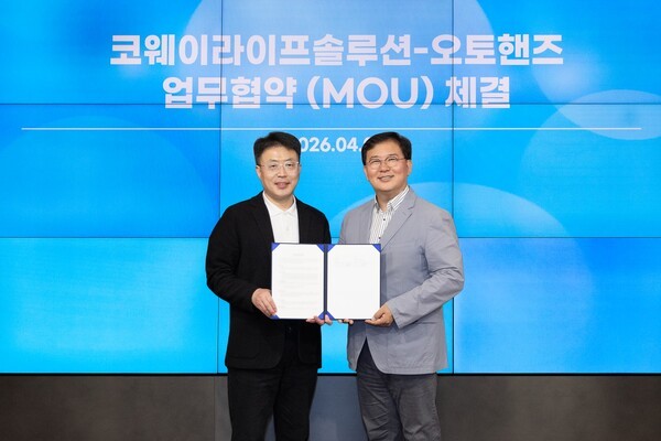 7일 서울 구로구 지타워에서 진행된 업무협약식에 참석한 김명곤 코웨이라이프솔루션 대표(왼쪽)와 김성준 오토핸즈 대표 모습 / 사진 코웨이라이프솔루션