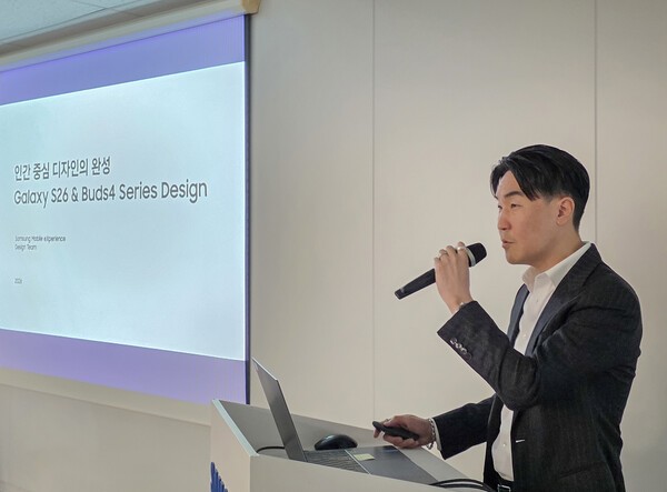 이일환 삼성전자 MX사업부 디자인팀장이 9일 열린 미디어 브리핑에서 갤럭시 시리즈의 디자인 철학에 대해 설명하고 있다. / 사진 삼성전자