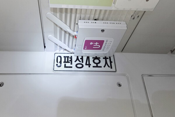 부산도시철도 열차에 설치된 LG유플러스의 5G 와이파이 공유기 모습 / 사진 LG유플러스