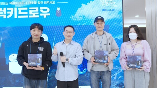검은사막 모바일 행사 중 열린 럭키드로우 당첨자들 모습 / 사진 펄어비스