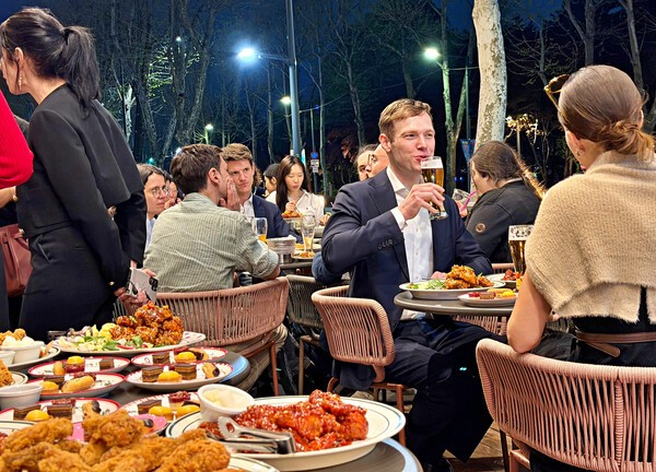 제너시스BBQ의 ‘빌리지 송리단길점’ 야외 테라스에서 네트워킹을 즐기는 프랑스상공회의소 회원들 모습 / 사진 제너시스BBQ