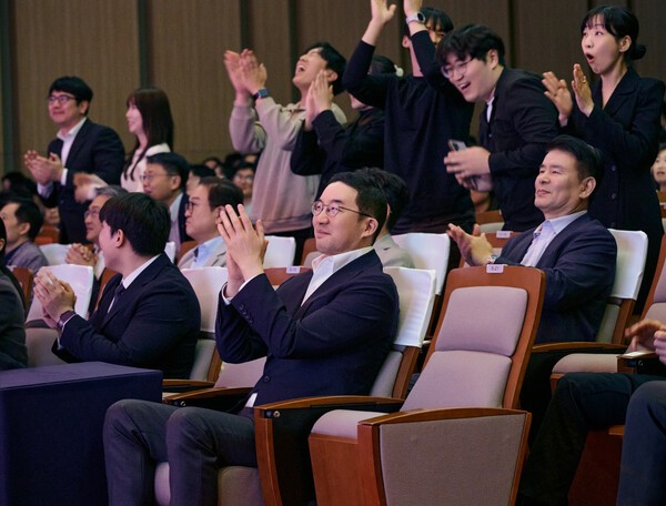 구광모 LG 대표가 16일 경기도 이천 LG인화원에서 열린 LG어워즈에서 수상팀을 축하하며 격려하고 있다. / 사진 LG