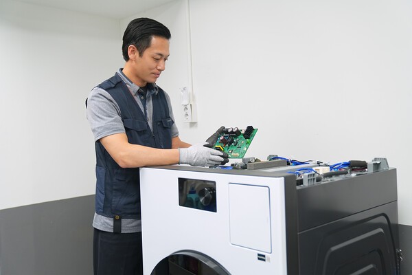 삼성전자서비스 엔지니어가 세탁기를 점검하는 모습 / 사진 삼성전자서비스