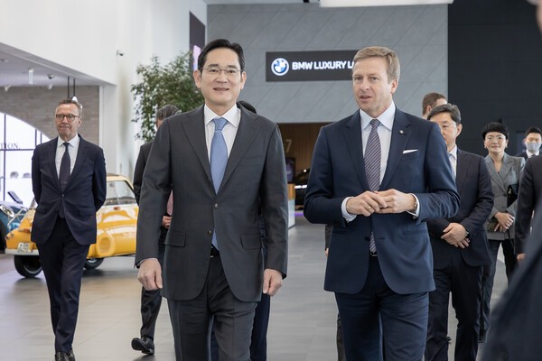 이재용 삼성전자 회장(왼쪽)과 올리버 집세 BMW CEO / 사진 삼성전자