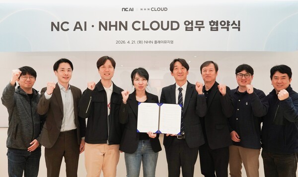 NHN클라우드와 NC AI 관계자가 AI∙인프라 협력 체계 구축 위한 업무협약을 체결한 후 기념사진을 촬영하고 있다. / 사진 NHN클라우드