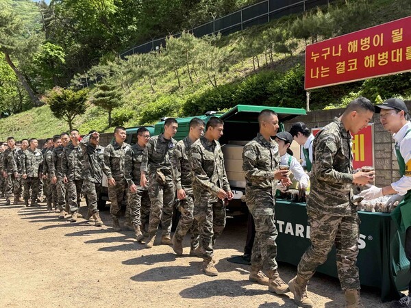 스:벅차 이용을 위해 해병대 2사단 장병들이 길게 늘어선 모습 / 사진 스타벅스