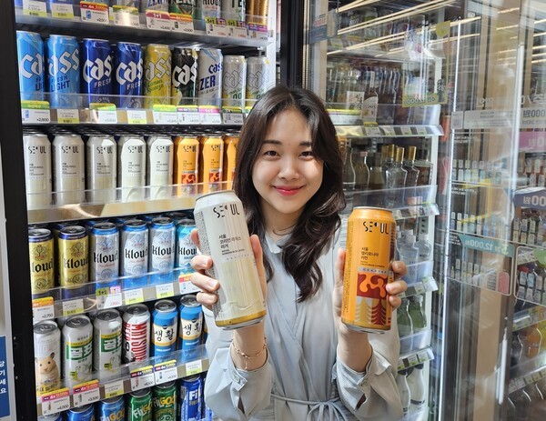 CU 모델이 크래프트 맥주 신제품을 들고 포즈를 취하고 있다. / BGF리테일