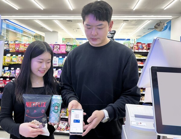 GS페이 누적 가입자 수가 700만명에 육박했다. 사진은 모델이 GS페이로 결제하는 모습 / 사진 GS리테일