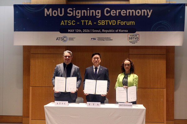 왼쪽부터 루이즈 파스토 ATSC 부의장, 손승현 TTA 회장, 애나 앨리자 SBTVD Forum 대외협력이사 / 사진 TTA