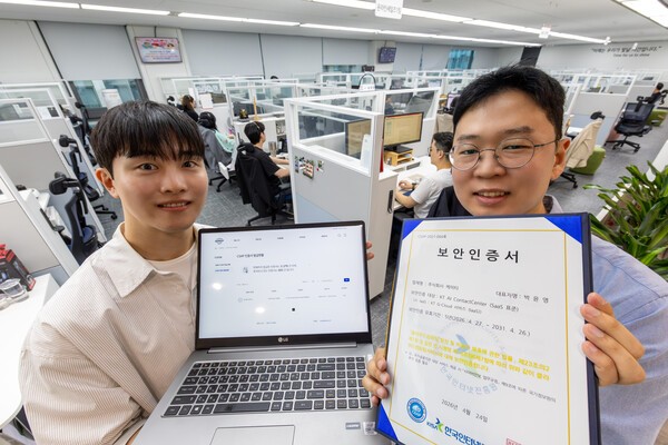 KT 직원이 클라우드형 AICC 솔루션의 CSAP 인증 갱신을 소개하고 있다. / 사진 KT