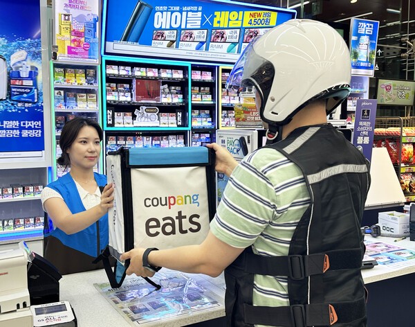 쿠팡이츠 배달 기사가 GS25에서 상품을 픽업하는 모습 / 사진 GS리테일