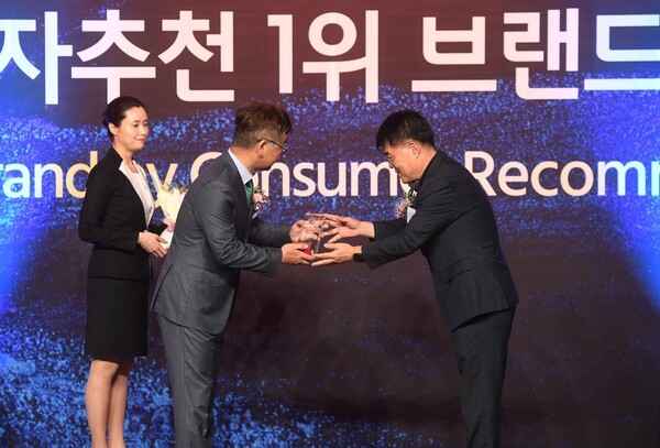 김의현 KT엠모바일 대표(오른쪽)가 5월 28일 서울 중구 더 플라자 호텔에서 열린 ‘2026 소비자추천 1위 브랜드’ 시상식에서 알뜰폰 부문을 수상하고 있다. / 사진 KT엠모바일