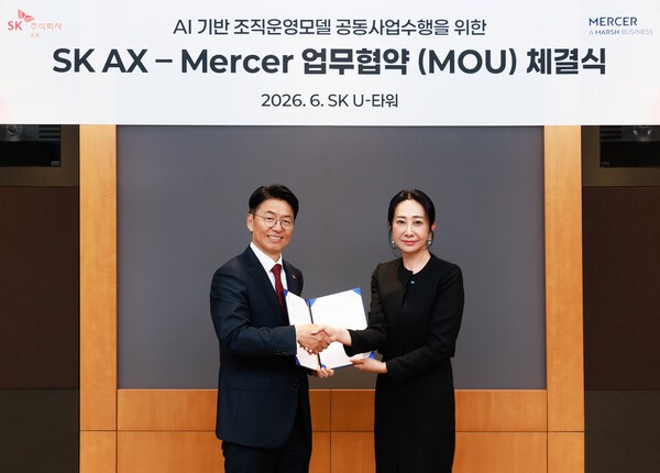 김완종 SK AX 사장(왼쪽)과 장지원 Mercer Korea 공동대표 / 사진 SK AX