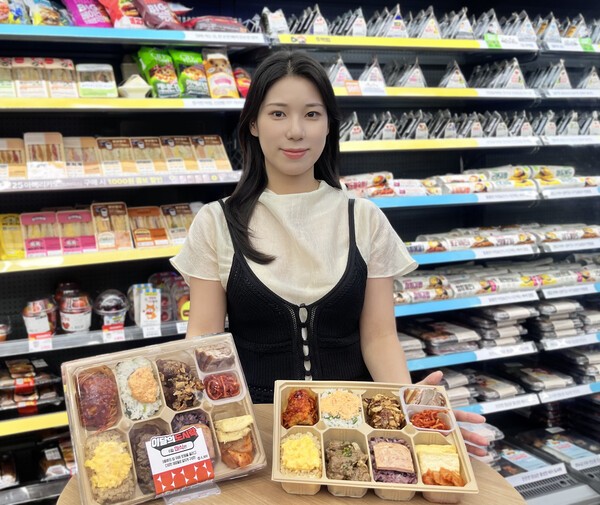 GS25 모델이 이달의 도시락 6월 미식편 앞에서 포즈를 취하고 있다. / 사진 GS리테일
