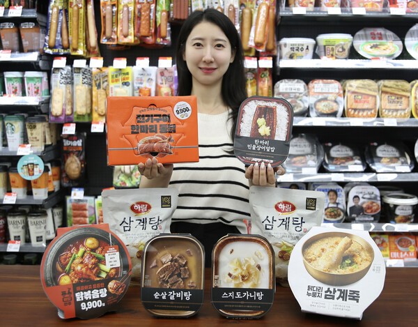 GS25 모델이 복날 성수기를 한 달여 앞둔 가운데 새로운 보양식 상품 라인업을 소개하고 있다. / 사진 GS리테일