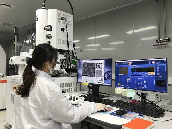 한화큐셀 판교 R&amp;D센터에서 차세대 셀 기술을 연구하는 모습 / 사진 한화