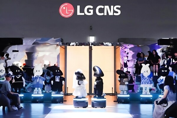 LG CNS 전시장을 찾은 관람객들이 AGV로봇의 런웨이 퍼포먼스를 관람하는 모습 / 사진 LG CNS