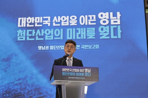 정재현 SKT CEO가 3일 경남 진주 경상대에서 열린 영남권 첨단산업 육성전략 국민보고회에서 발표하고 있다. / 사진 SKT